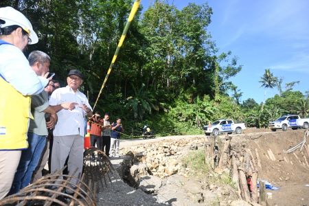 Pemprov Sumut Genjot Perbaikan Jalan Miga-Lolowua, Wagub Surya Sidak Pembangunan Bronjong ​