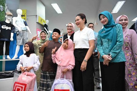 Semarak Hari Anak Nasional, Kahiyang Ayu Ajak Ratusan Anak Yatim dan Disabilitas Borong  Perlengkapan Sekolah ​