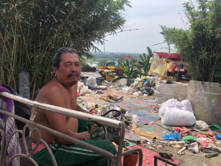 Mengais Rezeki di Antara Gunungan Sampah TPA Terjun, Perjuangan Tukimin Sekolahkan Anak Hingga Sarjana