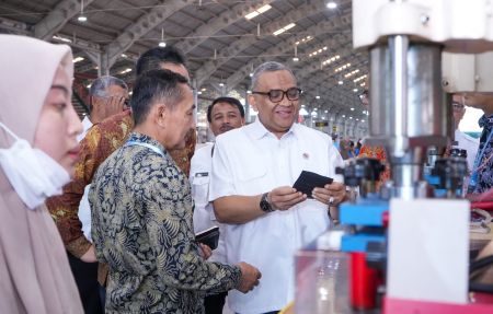 Wamenaker Minta Industri Prioritaskan Tenaga Kerja Lokal