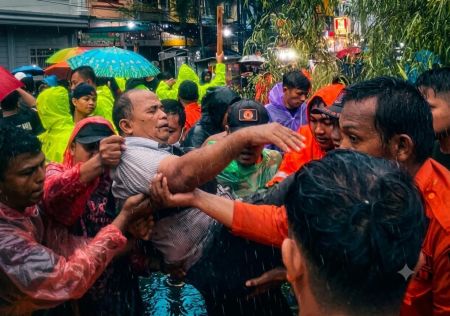 Pohon Tumbang Timpa Pedagang Bakso di Lapangan Merdeka Binjai, Korban Luka Berat