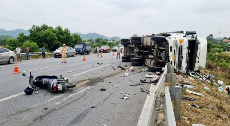 Truk Trailer Tabrak Pemotor di Lampu Merah, Tiga Orang Tewas di Lokasi: Diduga Rem Blong