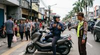 Pengendara Motor Ngaku Anggota TNI Saat Ditegur di Trotoar Depok