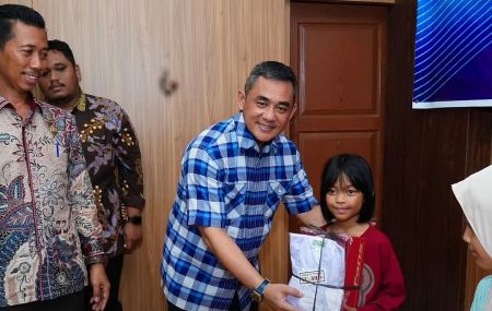 Pemko Binjai Salurkan Bantuan Seragam dan Sepatu Sekolah untuk 40 Keluarga Penerima Manfaat