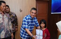 Pemko Binjai Salurkan Bantuan Seragam dan Sepatu Sekolah untuk 40 Keluarga Penerima Manfaat