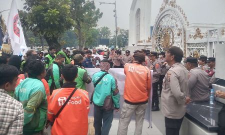 Puluhan Driver Ojol Geruduk Kantor Gubernur Sumut, Sampaikan 11 Tuntutan Soal Tarif hingga Perlindungan Hukum