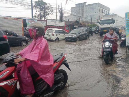 Hujan Seharian, Jalan Veteran Medan Kembali Tergenang, Warga Keluhkan Jalan Rusak dan Pengendara Berjatuhan