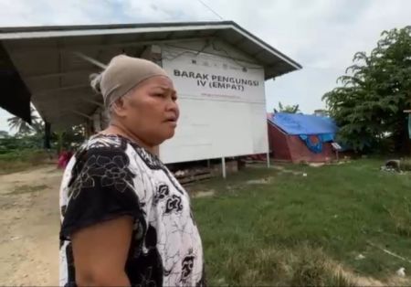Lokasi Huntara Jauh, Nek Sania Pilih Tetap Tinggal di Bantaran Sungai Tamiang Pascabanjir