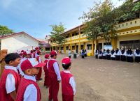 Semangat Kemerdekaan di Tengah Keterbatasan Pascabencana, Siswa SD di Aceh Tamiang Antusias Ikuti Upacara HUT RI ke-81