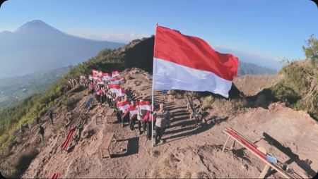 Merah Putih di Puncak Batur, Kapolres Bangli Pimpin Pengibaran Bendera HUT ke-81 RI