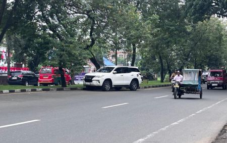 Mau Putar Balik di Depan Kejati Sumut, Pengendara Malah Terhalang Fortuner yang Parkir