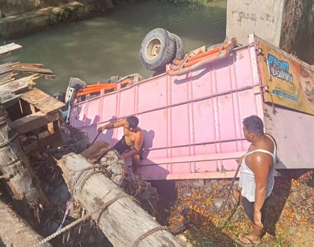Warga Langkat Tagih Janji Bobby Nasution Perbaikan 7 Jembatan Menuju Tangkahan: Truk Sawit Terjun ke Sungai