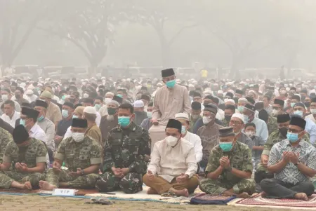 Kabut Asap Karhutla Makin Pekat, Ribuan Warga Pontianak Gelar Salat Istisqa Berharap Segera Turun Hujan