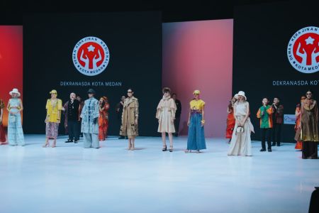Horas! Lagu Anak Medan Menggema di Indonesia Fashion Week Lewat Karya Empat Desainer Lokal