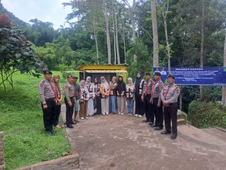 Senyum Ramah AIPDA Rolan Manik Warnai Patroli 'Simalungun Safe Tourism' di 10 Destinasi Wisata Danau Toba
