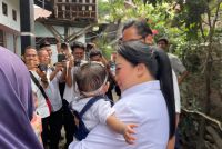 Penuh Kehangatan, Airin Rico Waas Gendong Bayi Warga Saat Kunjungan Bedah Rumah di Medan Tuntungan
