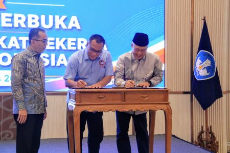 Disaksikan Mendiktisaintek Prof Brian Yuliarto, UT dan KSPSI Teken MoU Pendidikan Bagi Pekerja
