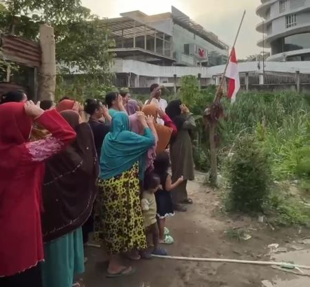 Buntut Kekecewaan Tembok Pemicu Banjir, Warga Medan Maimun Kibarkan Merah Putih Setengah Tiang