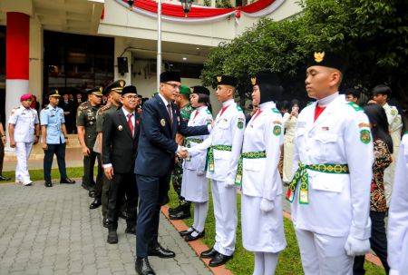 Wali Kota Rico Waas Kukuhkan Paskibraka Kota Medan 2026