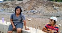 Warga Terdampak Bencana di Tapteng Menyambung Hidup dari Mengais Batu di Pinggir Sungai