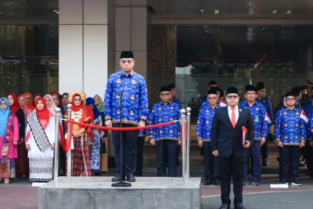 Pimpin Upacara HUT ke-81 RI, Menaker Yassierli: Pekerja Kompeten Jadi Kunci Utama Industrialisasi Indonesia
