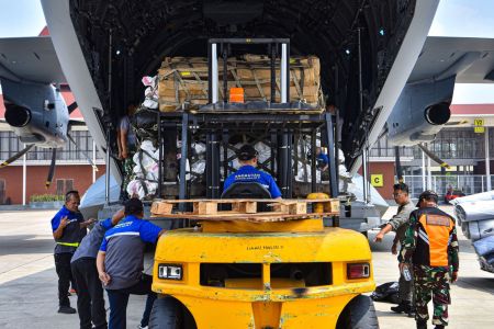 TNI Kerahkan 29 Alutsista dan Salurkan 122 Ton Bantuan untuk Penanganan Gempa NTT