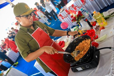 Meriahkan HUT RI, Wali Kota dan Wakil Wali Kota Unjuk Kebolehan di Lomba Memasak Nasi Goreng