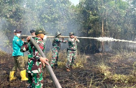 Satgas Darat Lanud Sjamsudin Noor Padamkan Bara Gambut, Amankan Permukiman Landasan Ulin dari Karhutla