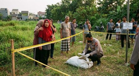 Heboh! Warga Depok Temukan Potongan Mayat Tanpa Kaki di Dalam Karung Saat Bakar Sampah
