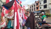 Jelang HUT ke-81 RI, Pedagang Musiman di Langsa Kebanjiran Pesanan Bendera