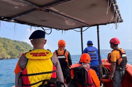 Erupsi Strombolian Gunung Anak Krakatau Masih Berlangsung, Tim SAR Perluas Area Pencarian 8 Korban Hilang