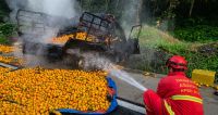 Mobil Pikap Muatan 1 Ton Jeruk Kecelakaan dan Terbakar di Kisaran, 4 Orang Luka