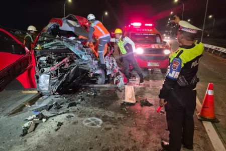 Mobil Travel DayTrans Tabrak Truk di Tol Jombang-Mojokerto, 4 Orang Tewas