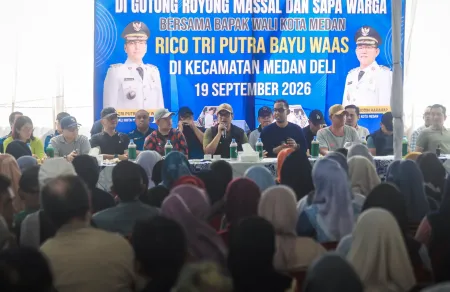 Rico Waas Tuntaskan Keluhan KTP hingga Janjikan Perbaikan Gang Cipto ​