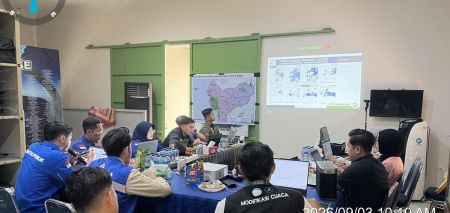 Modifikasi Cuaca, KLH dan BMKG Tebar 800 Kg Garam di Awan Kalteng dan Kalbar