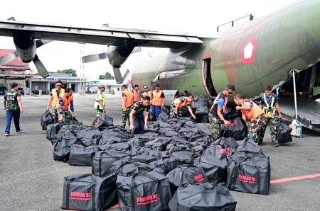 Karhutla Kalsel, Pesawat Hercules TNI AU Pasok Ratusan APD dan Masker ke Lanud Sjamsudin Noor