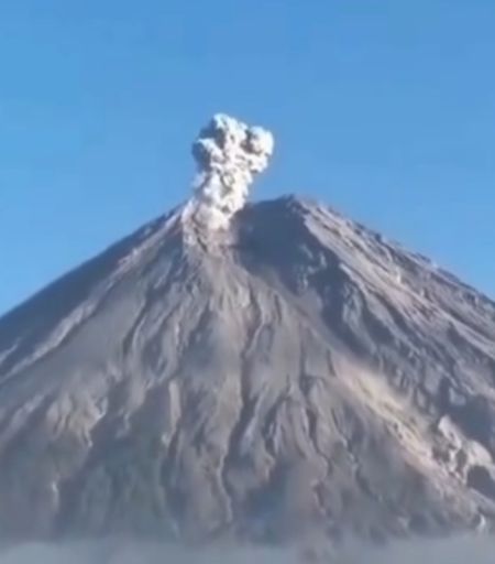 Gunung Semeru Erupsi, Semburan Abu Vulkanik Mencapai 1.000 Meter