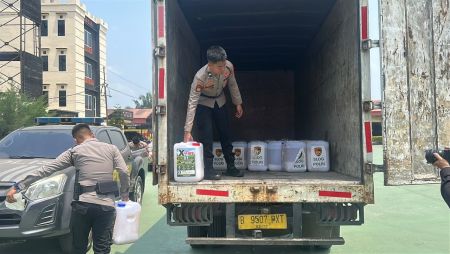 Perkuat Pasukan Pemadam Karhutla, Polda Sumsel Salurkan 100 Jerigen Cairan Khusus X-Fire ke Polres Rawan
