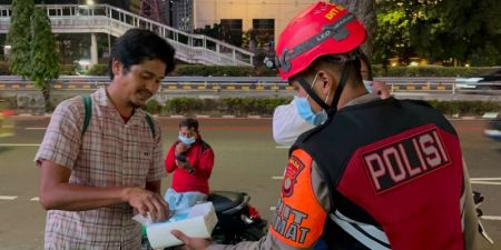 Dampak Erupsi Krakatau di Jabodetabek: Polda Metro Jaya Turunkan Tim Medis dan Bagikan Masker Gratis