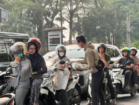 Kasus ISPA Melonjak, APHI dan Pemprov Sumsel Bagikan 8.000 Masker untuk Warga