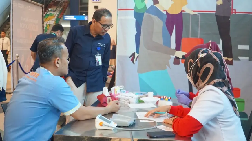 Bandara Internasional Sultan Mahmud Badaruddin (SMB) II Palembang berkolaborasi dengan Palang Merah Indonesia (PMI) Provinsi Sumatera Selatan menggelar kegiatan sosial bertajuk InJourney Airport Blood Donor Day di area Check-In Terminal Bandara SMB II, Rabu (30/9/2026). (foto: Bandara SMB II)