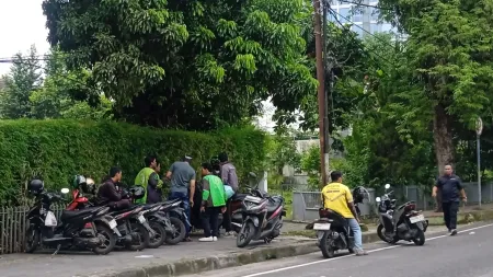 Suasana di lokasi kejadian usai seorang konten kreator melakukan aksi berbagi makanan dan uang di Jalan Pangeran Diponegoro, Kecamatan Medan Polonia yang berujung ricuh, pada Jumat (18/9/2026). (Foto: maria/nusantaraterkini.co)