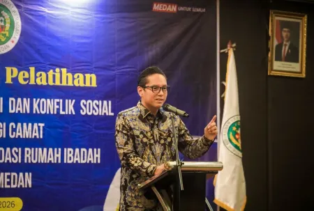 Rico Waas menyerahkan rekomendasi rumah ibadah di Medan dan meminta semua pihak menjaga kerukunan serta mencegah konflik