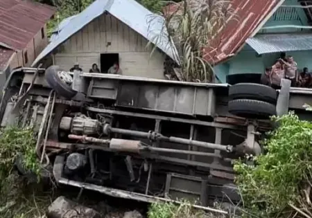 Bus Pariwisata Bawa 32 Warga Kisaran Terbalik di Samosir, 2 Orang Dilarikan ke Rumah Sakit