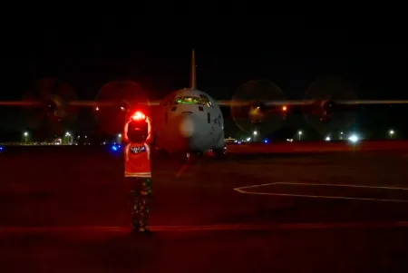 Tembus Asap Kalsel, Hercules TNI AU Mendarat Bawa Logistik Medis dan Peralatan Pemadam Karhutla