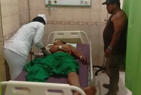 Petugas Potong Pohon Terjatuh di Lapangan Merdeka Binjai, Tangan Patah dan Kepala Luka