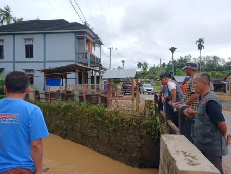 Tinjau Banjir Simpang Tonang, Wabup Pasaman Koordinasi Pencarian Korban Hilang