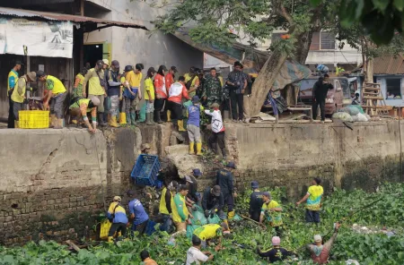 TNI dan Pemko Palembang Gelar Gotong Royong Bersihkan Aliran Sungai Sekanak