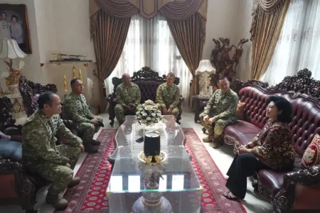Jelang HUT Ke-81, Pasahli Panglima TNI Sambangi Mantan Panglima TNI