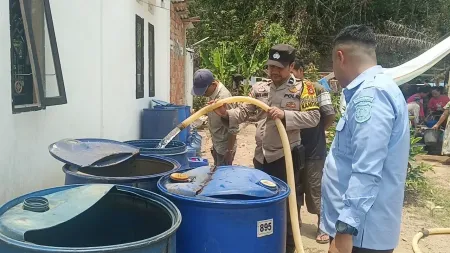 Polda Sumsel Salurkan 4.000 Liter Air Bersih di Sekayu